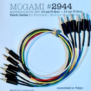 Puede incluir: Cables de conexión Mogami #2944 para sintetizadores modulares Eurorack. Estos cables cuentan con conectores mono TS de 3,5 mm con carcasas negras. El conjunto incluye varios cables en colores blanco, amarillo, rojo, verde y azul, unidos con una brida.