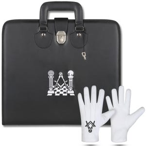 Peut inclure: Mallette noire avec fermoir argenté, poignée et clé. La mallette porte un emblème blanc. Deux gants blancs avec un emblème noir sont à côté de la mallette.
