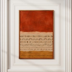 Puede incluir: Una pieza de arte mural rectangular en un marco de madera con una composición horizontal. La sección superior es de un naranja intenso sólido, mientras que la inferior muestra un fondo beige con filas de patrones geométricos marrón oscuro.