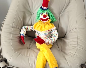 Muñeca payasa de calico hecha a mano de 1971, decoración de circo vintage, muñeca de tela de herencia, decoración retro para guardería, figura coleccionable