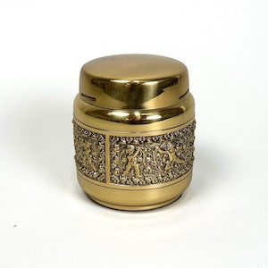Portasigarette in ottone Erhard & Söhne / Scatola rotonda con coperchio in ottone dorato di metà secolo con rilievi di cherubini in stile Art Nouveau