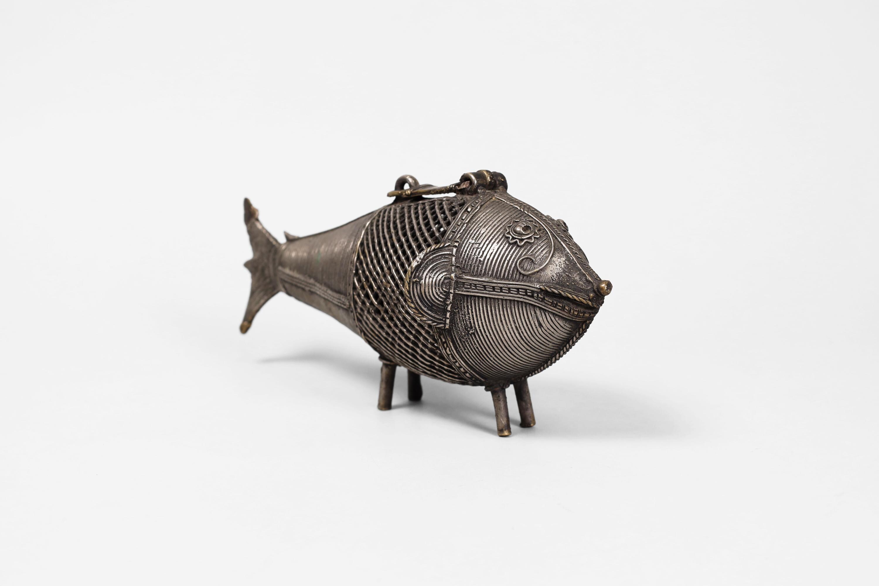 海の生物デザインの石彫刻　香炉 アンティークのドクラ魚香炉：インドの民芸ブロンズ彫刻 - Etsy 日本