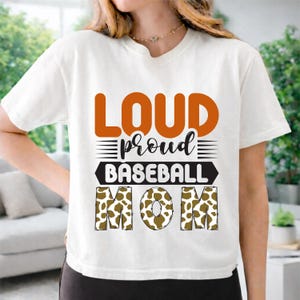大声で誇り高き野球ママ SVG PNG | ヒョウ柄野球シャツデザイン | ゲームデーTシャツ | スポーツタイポグラフィ昇華カットファイル