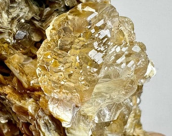 天然立方蛍石結晶（雲母入り）、パキスタン産鉱物標本（66グラム