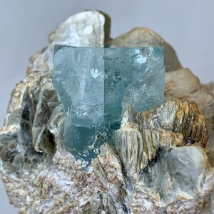 28グラムのゴージャスな天然希少完璧なアクアマリン結晶標本