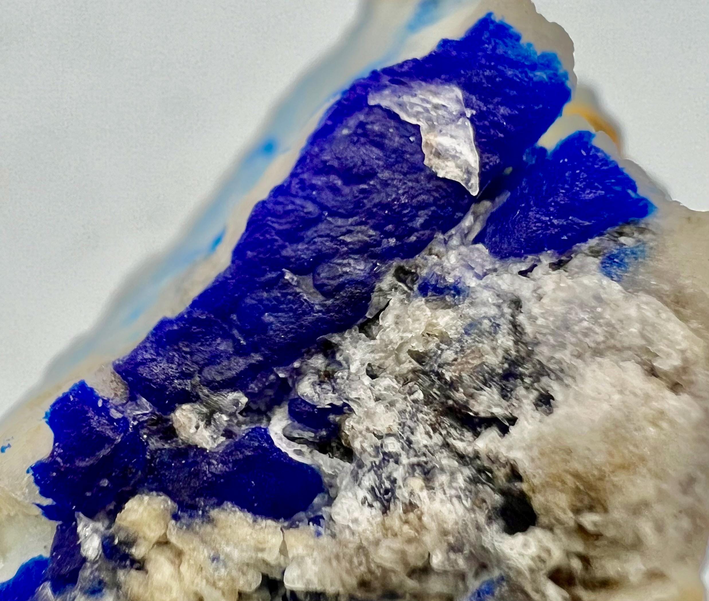 天然蛍光ヒュネ鉱物、ソーダライトとパイライト標本、83g 希少