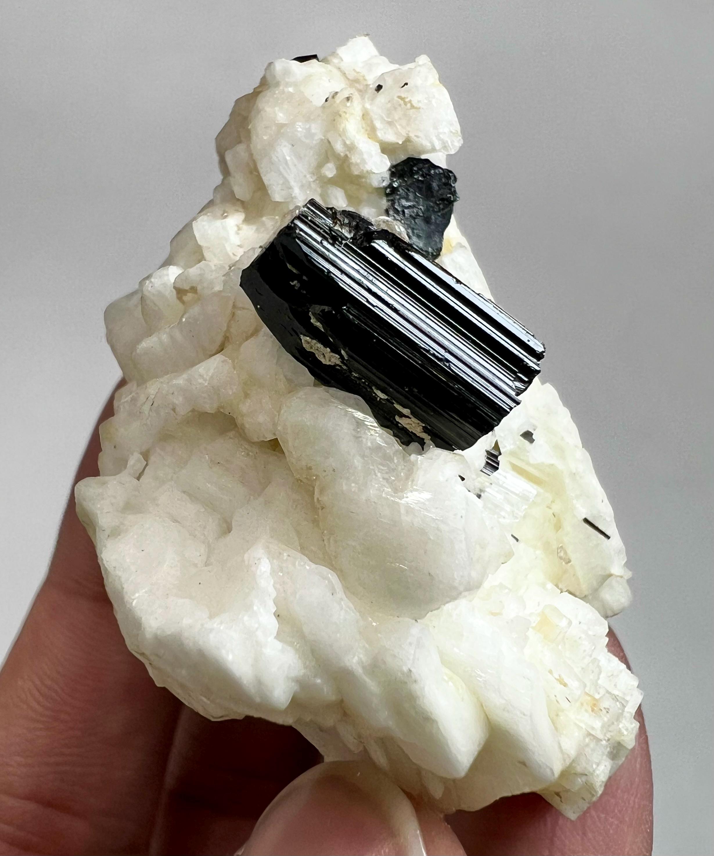 64グラム 天然アクアマリン、ブラックトルマリン、雲母結晶を長石標本 