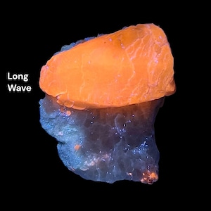 Cristal de hackmanita azul cielo fluorescente raro sobre calcita con pirita, ejemplar de Afganistán de 52 g, mineral reactivo a los rayos UV de gran nitidez.