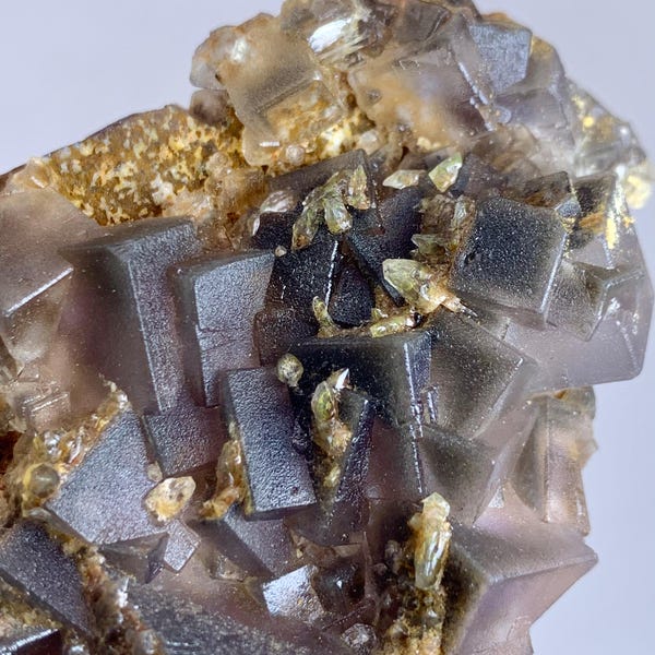 Aglomerado de cristais cúbicos de fluorita com calcita | Peça de exibição de mineral natural de 53g