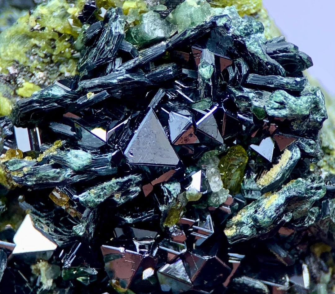 Cristaux rares de magnétite andradite vésuvianite, spécimen minéral d ...