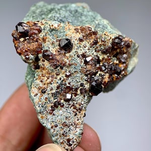 74 g Spessartin granatkristall på matris från Hogyano, Afghanistan – sällsynt röd granatprov, naturligt samlarmineral