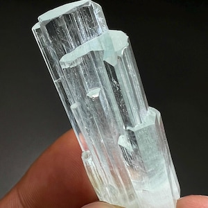 28グラムのゴージャスな天然希少完璧なアクアマリン結晶標本