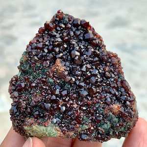 148 g Spessartin granatkristallkluster på matris från Hogyano, Afghanistan – sällsynt djupt rött granatexemplar, naturligt samlarmineral