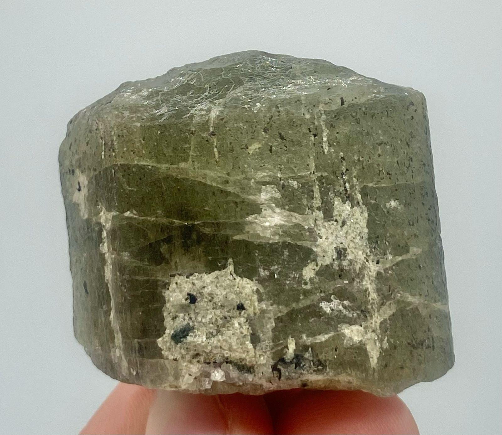 蛍光性スキャポライト鉱物標本 81g アフガニスタン産 希少な天然結晶