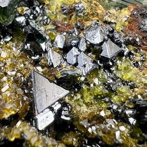 Espécime de magnetita extremamente rara, com 182 gramas, contendo granada, diópsido, vesuvianita, topazolita e cristal de clinocloro em matriz - Afeganistão