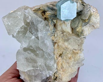 希少な完璧なアクアマリン結晶（母岩付き、水晶と雲母を含む