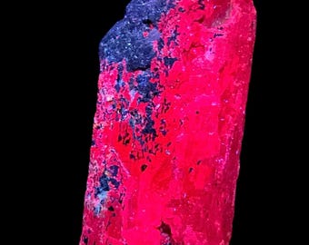 Rot fluoreszierender Scapolite Mineral: Seltener Kristall aus Afghanistan, 82g