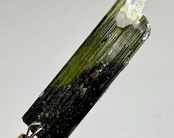 Grön turmalinkristall med albit – rått mineralprov, Pakistan