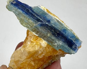 118g　母岩付き　カイヤナイト　鉱物標本　美品 パキスタン産の母岩に埋め込まれたカイヤナイト結晶 – Earthy Decor