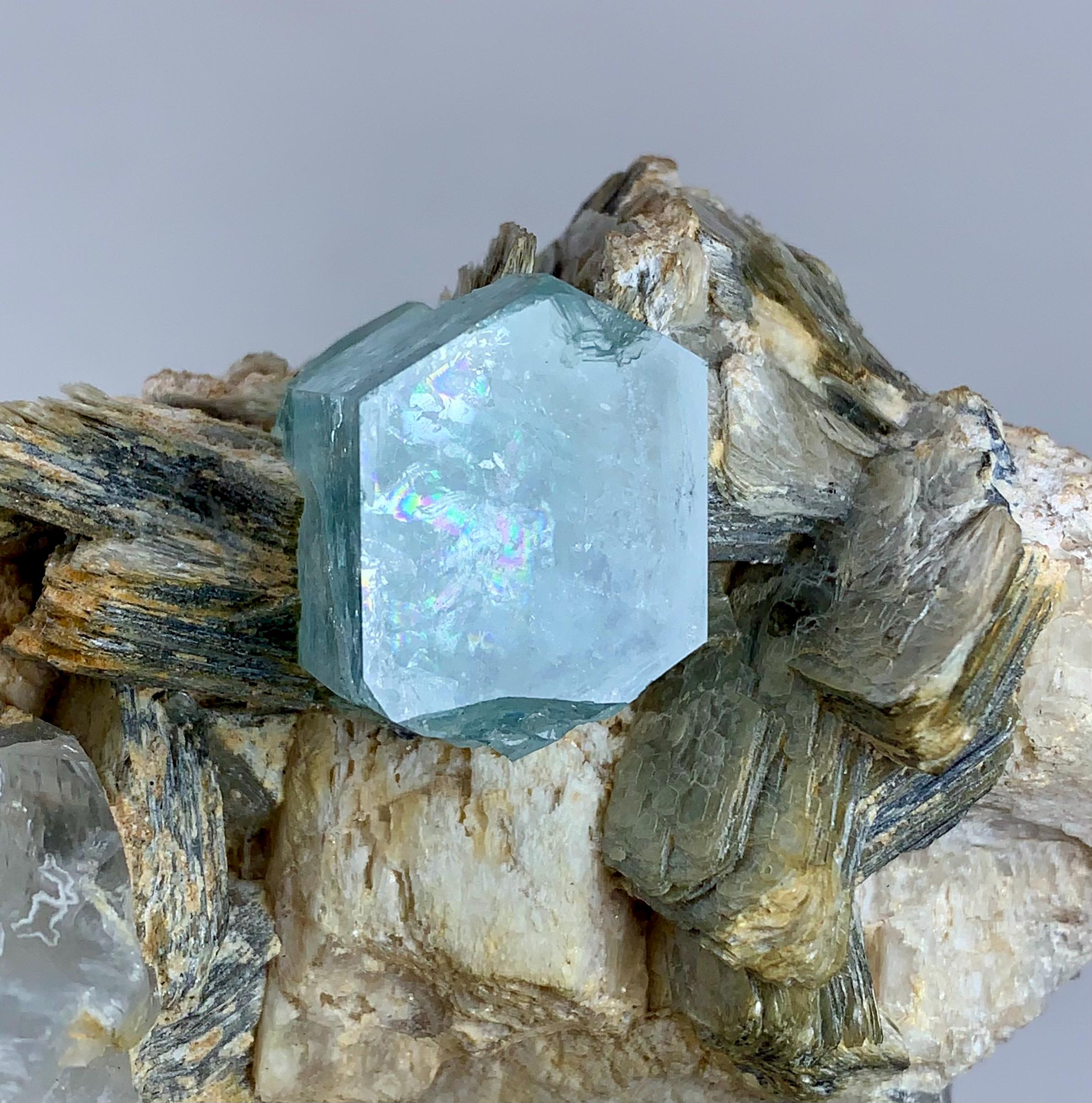 希少な完璧なアクアマリン結晶（母岩付き、水晶と雲母を含む