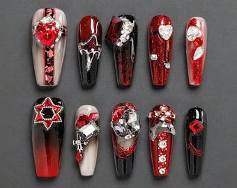 Unghie finte rosse e nere con strass 3D, lunghe, a forma di bara, lucide, in stile gotico.