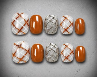 Uñas postizas color naranja quemado, a cuadros blancos brillantes, cortas, cuadradas, para otoño y oficina.