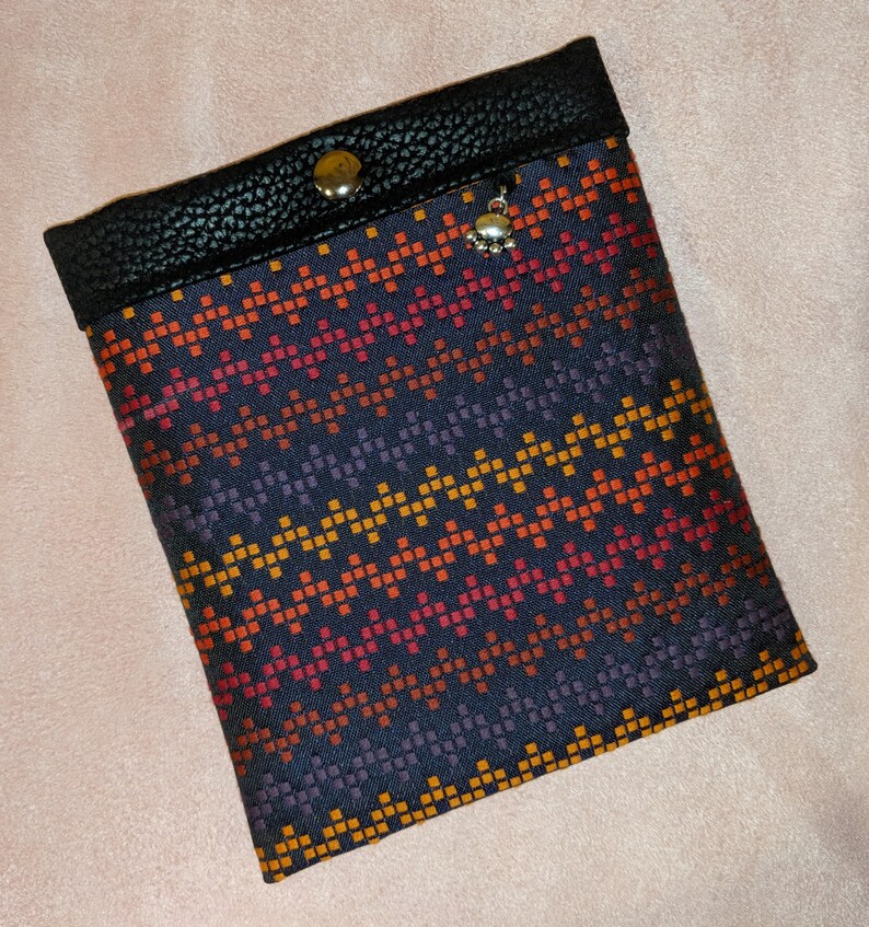 SnapDog Designs Classic Pochette Treat Pouch in Navy Zig Zag
