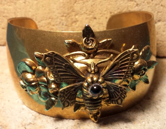 Cuff bracelet in oxidized brass butterfly / medallion vintage | Etsy
