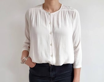 Vintage White Creased 3/4 Sleeve Blouse | Ladies White Shirt W Embroidered Detail | Small - Medium