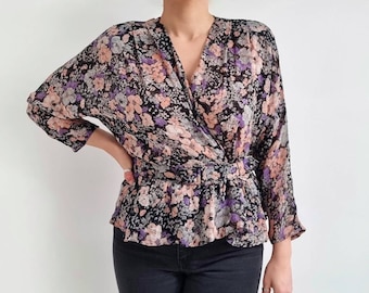 Blusa con péplum floral vintage de los años 80 / Blusa cruzada con cuello en V y cinturón / Mediana / Hecho en el Reino Unido