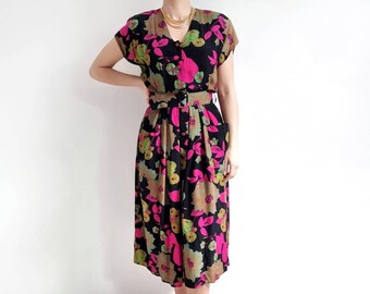 vintage - Robe midi fleurie lumineuse avec poches et ceinture | Robe d'été noire audacieuse à manches courtes | Moyenne
