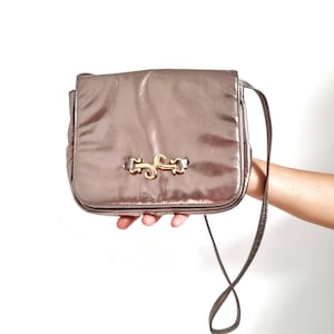 Vintage RUSSELL & BROMLEY Metallic Leder Umhängetasche mit Gold Detail // Lange Riemen Bronze Handtasche // 2-in-1 Clutch Bag // Made in Italy