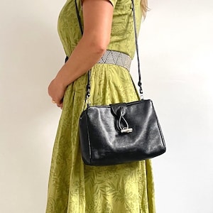 Vintage schwarze Leder Snakeskin Embossed Handtasche mit Bambus Style Schnalle | Mittelgroße Tasche mit langem dünnen Riemen