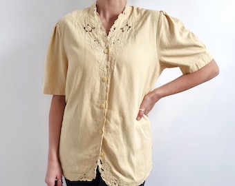 chemisier en soie texturé jaune moutarde vintage avec broderie florale ouverte | Chemise pour dames à manches courtes avec bords festonnés | Moyen