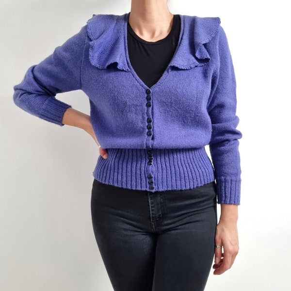 vintage Violet Ladies Cardigan avec col à froufrous | Pull boutonné en laine mélangée violet | Petit moyen