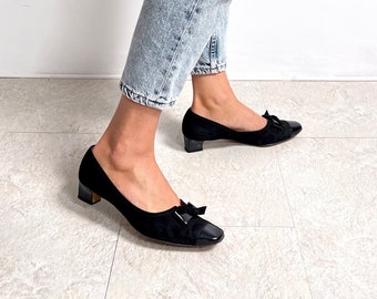 90’s Vintage Suede & Patent Black Heel Shoes w Bows | Mid-Heel Court Pumps | Size 7.5 UK / 40 EUR