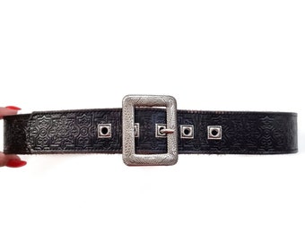 Vintage Schwarzer Geprägter Ledergürtel Mit Verzierter Silberschnalle | Damen Breiter Trachtengürtel | Klein | Hergestellt in England