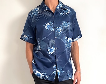70s Vintage Men’s Navy Floral Shirt | Short Sleeve Blue Summer Shirt | Large
