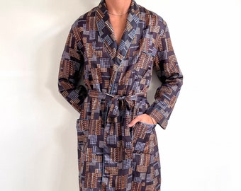 Vintage Herren Haus Robe / Bedruckte Satin Raucherjacke in Braun Print / Medium