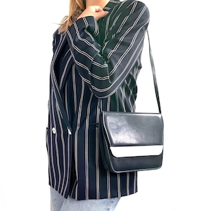 80er Jahre Navy & Weiße Schultertasche aus veganem Leder langes Riemen Nautische Handtasche / abnehmbare Riemen clutch