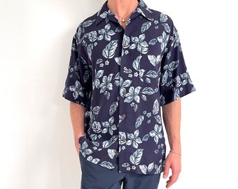 Vintage Herren Hawaiiana Seidenhemd in Marineblau | Batik Blumendruck Kurzarm Shirt | Mittelgroß