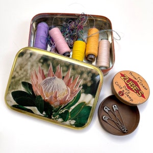 Conjunto de 2 cajas de hojalata vintage / lata rectangular grande con flor y lata redonda pequeña en rosa melocotón / almacenamiento rústico