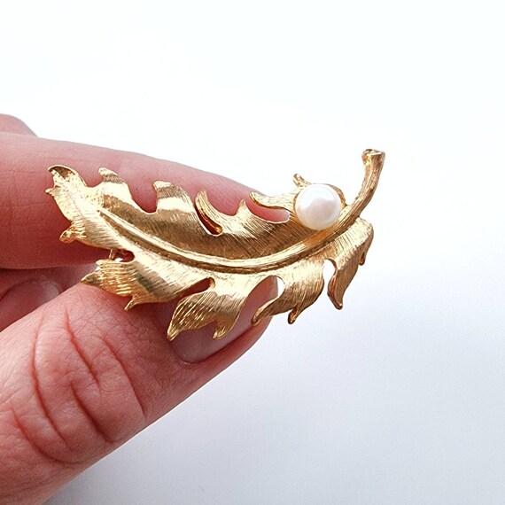 Broche Vintage Or Et Perles Avec Plume - Bijou Ancien Porté, Style Romantique