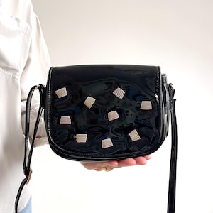 Vintage schwarze Patenttasche mit texturiertem Metallnieten-Detail | Glänzende, kleine, lange dünne Riemenhandtasche