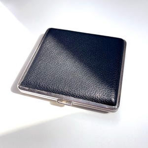 Portasigarette vintage / Slimline, quadrato, in pelle nera e scatola argentata / Supporto