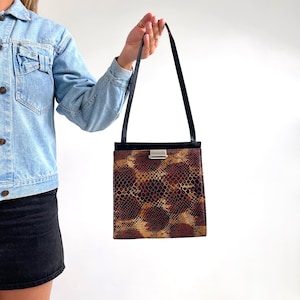 90er Jahre Vintage Schwarz & Braun Faux Schlangenleder Und Lack Umhängetasche | Mittelgroße Strukturierte Vegan Handtasche