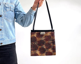 Bolso de hombro vintage de piel de serpiente sintética y charol negro y marrón de los años 90 / Bolso vegano mediano estructurado