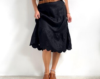 Falda de lino estilo bohemio vintage de los años 00, color negro, con capas, bordada y borde festoneado, estilo campestre, de talla mediana a grande