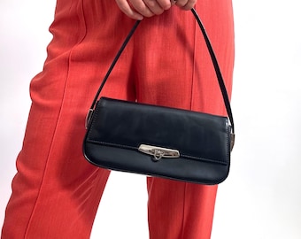 Y2K Vintage schwarze Baguette-Tasche mit silbernem Verschluss-Detail | 00s Mittelgroße Smarte Vegane Handtasche