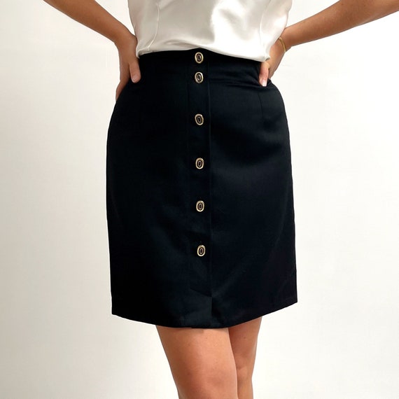 Falda corta de talle alto con vuelo negra de lana pura super 100s